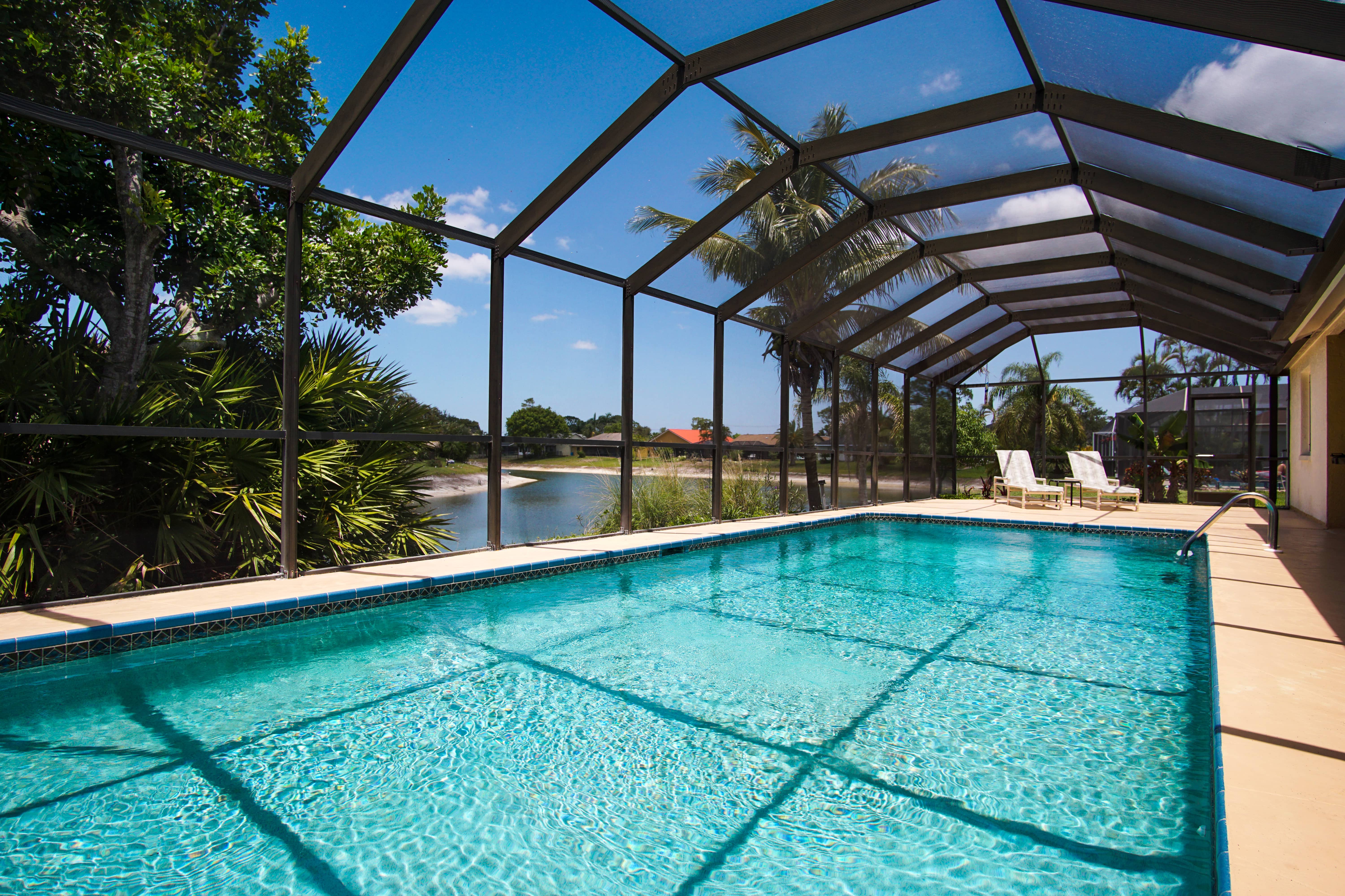 Pool von Vorne